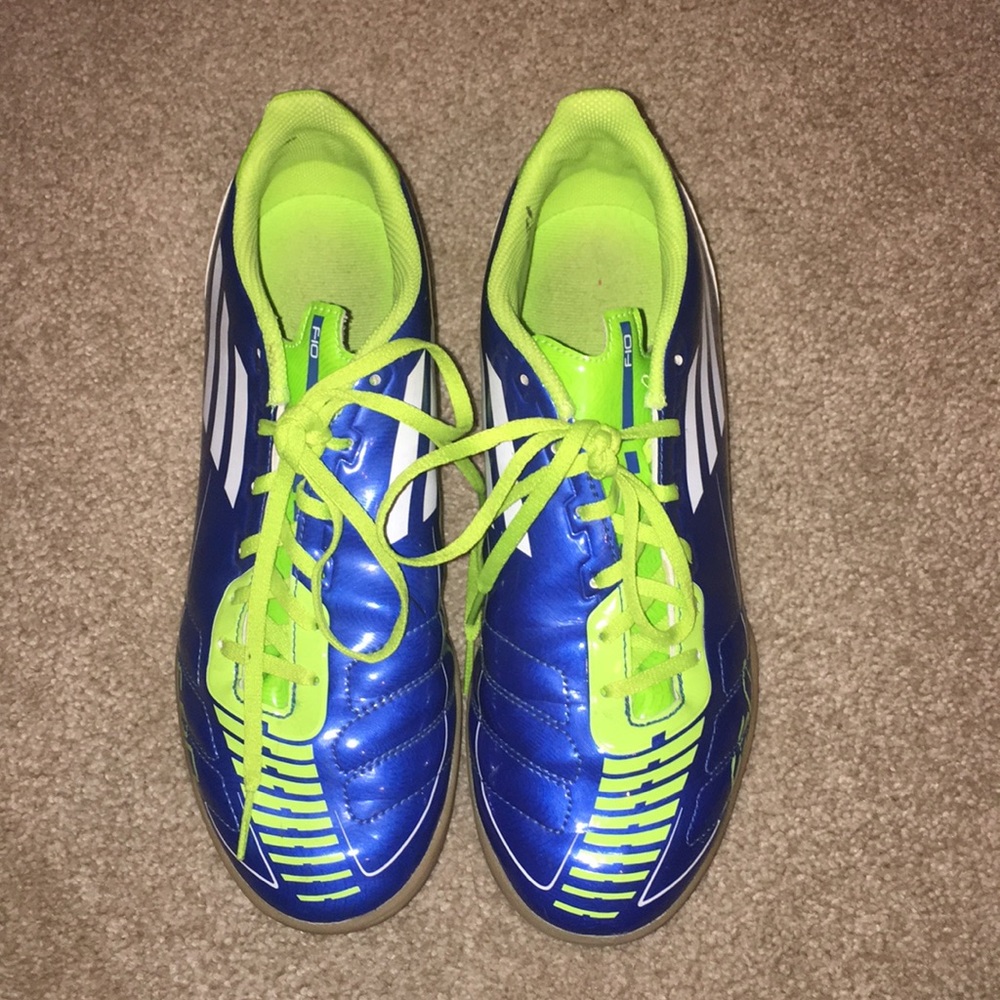 Indoor soccer shoes